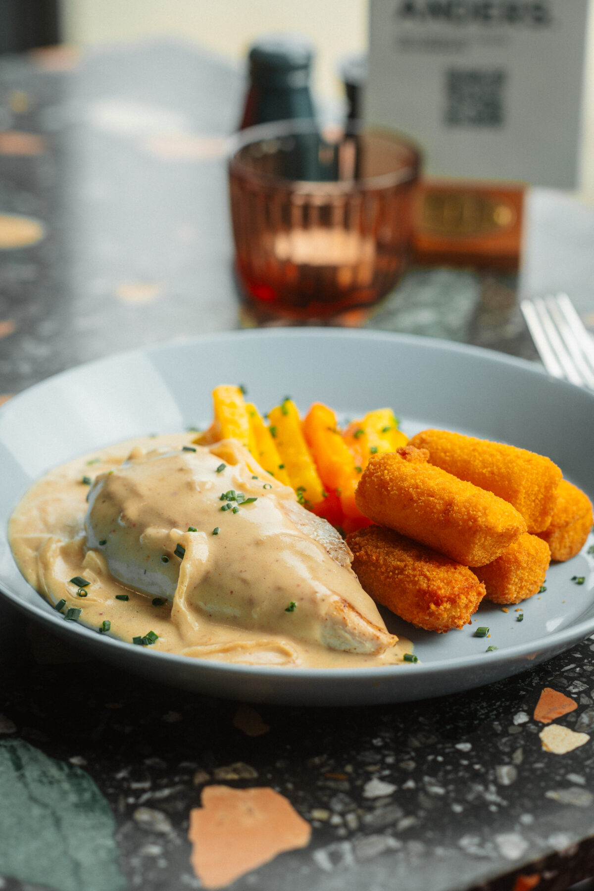 Anouki Kantine Osnabrück, Mittagsmenü, Mittagessen, Lunch, Essen, Kantine, Teller tief rund blau, Kroketten, Möhrensticks, Pommes, Huhn, Brustfilet, helle Sauce